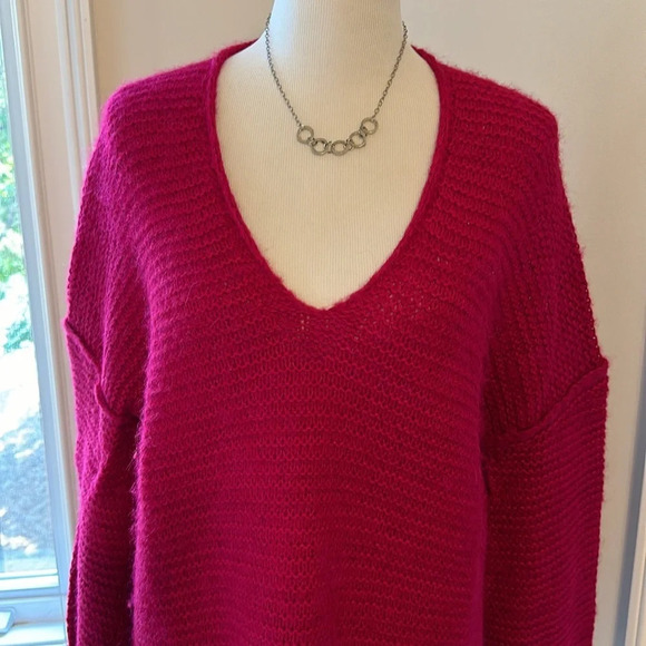 Free People - GORGEOUS Berry Drop Shoulder Tunic Sweater, Deep V, XS, Oversized - Picture 2 of 7